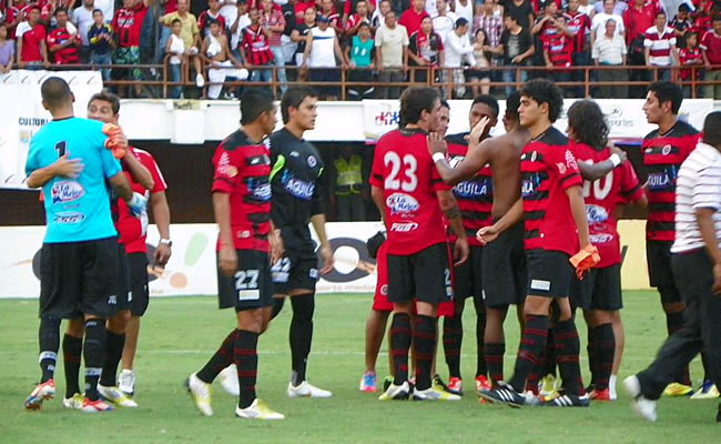 Los jugadores celebran la victoria sobre Quindío. Foto: Facebook