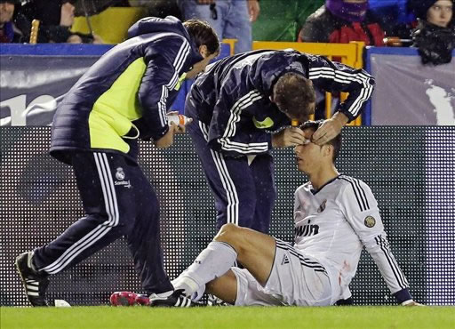 El delantero portugués del Real Madrid Cristiano Ronaldo es atendido en la banda en el partido contra el Levante. Foto: EFE
