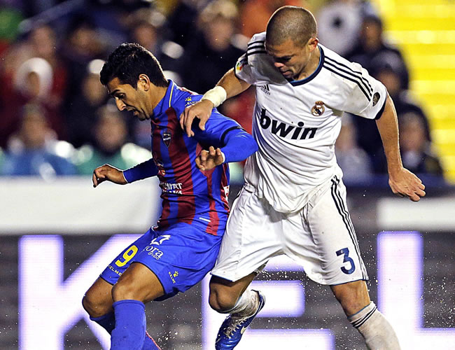 El delantero del Levante Ángel Rodríguez (i) controla la pelota presionado por el defensa portugués del Real Madrid Képler Lima "Pepe". Foto: EFE