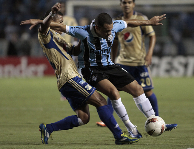 El jugador de Gremio, Leo Gago (d), disputa un balón con el jugador de Millonarios, Jhonny Ramirez (i). Foto: EFE