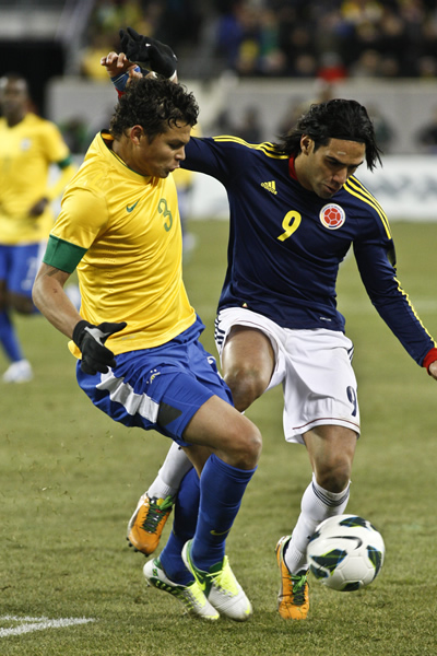 Falcao García (d) disputa el balón con el brasileño Thiago Silva (i). Foto: EFE