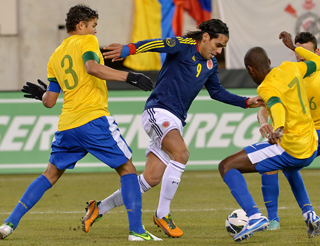 Falcao García (c) trata de superar la marca de Thiago Silva (i) y Ramires (d) de Brasil. Foto: EFE