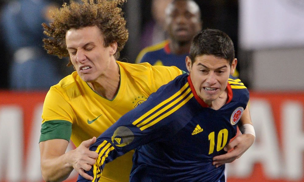 El futbolista brasileño David Luiz (i) marca al colombiano James Rodríguez. Foto: EFE