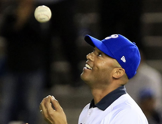 El panameño Mariano Rivera de los Yankees de Nueva York realiza el lanzamiento de honor. Foto: EFE