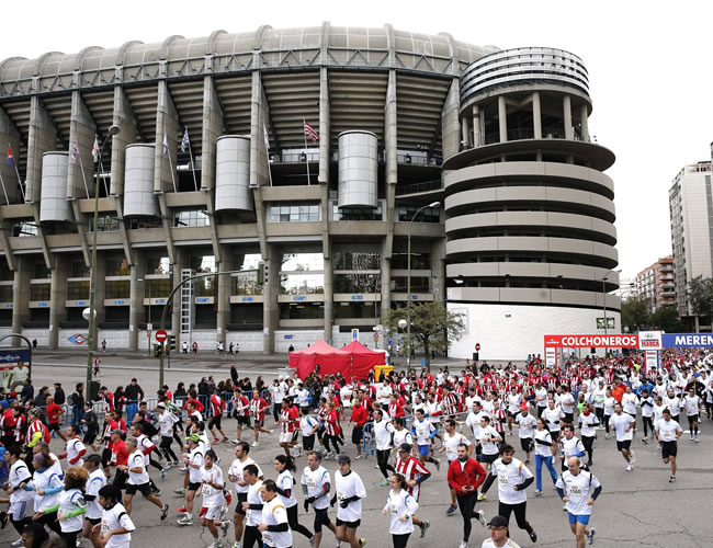 La salida de la carrera que ha recorrido el centro de Madrid, desde el estadio Santiago Bernabéu hasta el Vicente Calderón. Foto: EFE