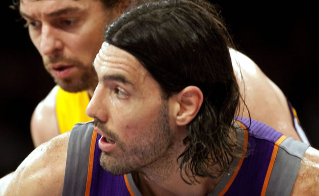 El pívot de Los Ángeles Lakers Pau Gasol (detrás) lucha por la posición con Luis Scola, de los Phoenix Suns. Foto: EFE