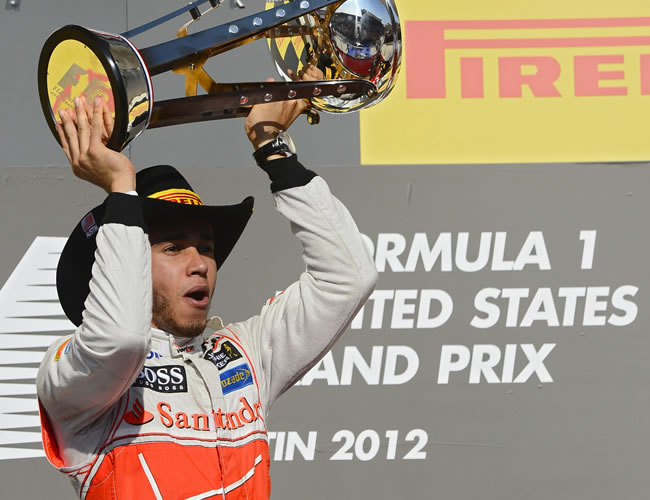 El piloto británico Lewis Hamilton de McLaren Mercedes, celebra su triunfo en el Gran Premio de Estados Unidos. Foto: EFE