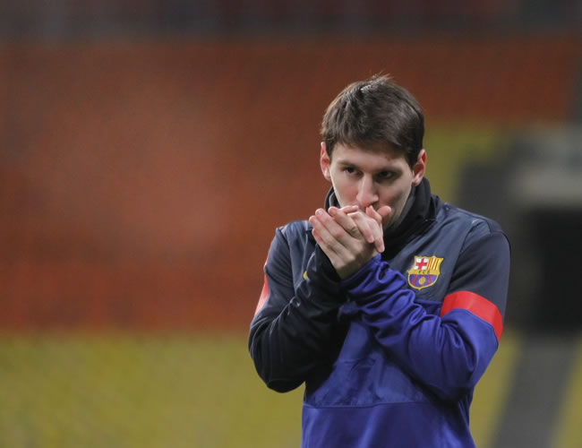 El argentino del FC Barcelona Leo Messi se calienta las manos durante un entrenamiento en el estadio Luzhniki de Moscú. Foto: EFE