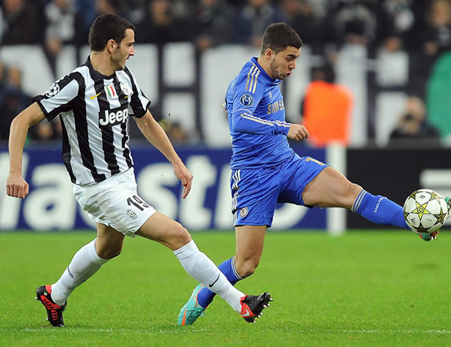 El jugador del Juventus Leonardo Bonucci (i) disputa el balón ante Eden Hazard (d) del Chelsea. Foto: EFE