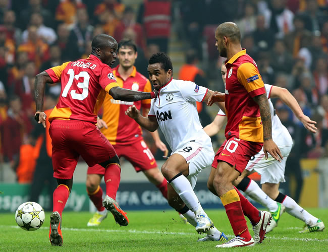 Los jugadores del Galatasaray Dany Nounkeu (i) y Felipe Melo (d) disputan el balón con Anderson (C) del Manchester United. Foto: EFE