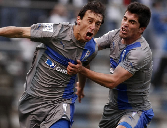 Michael Ríos (i) celebra su gol para la Universidad Católica con su compañero Francisco Pizarro. Foto: EFE