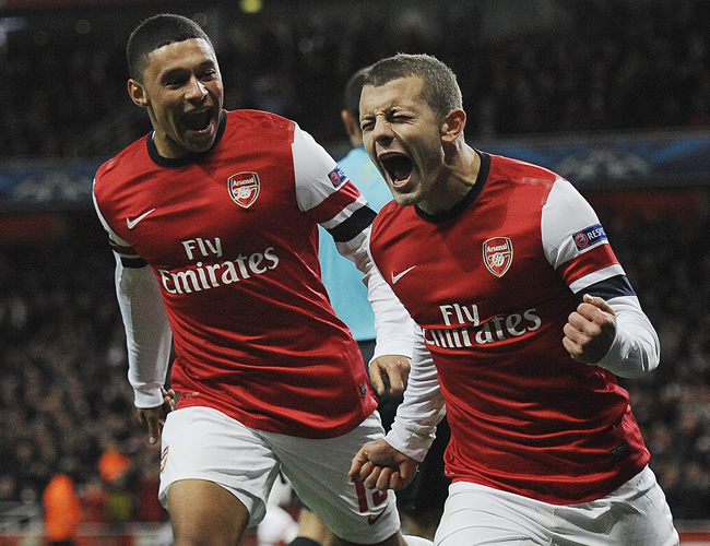 El jugador de Arsenal Jack Wilshere (d) celebra con su compañero Alex Oxlade-Chamberlain (i). Foto: EFE