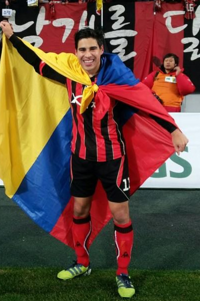 El colombiano Mauricio Molina celebra su título con Seúl FC. Foto: Twitter