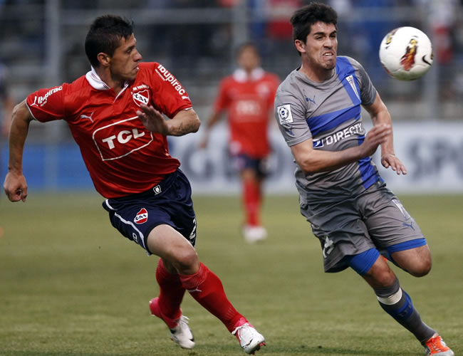 El jugador de la Universidad Católica de Chile Francisco Pizarro (d) disputa el balón con Cristian Tula de Independiente en cuartos de final. Foto: EFE