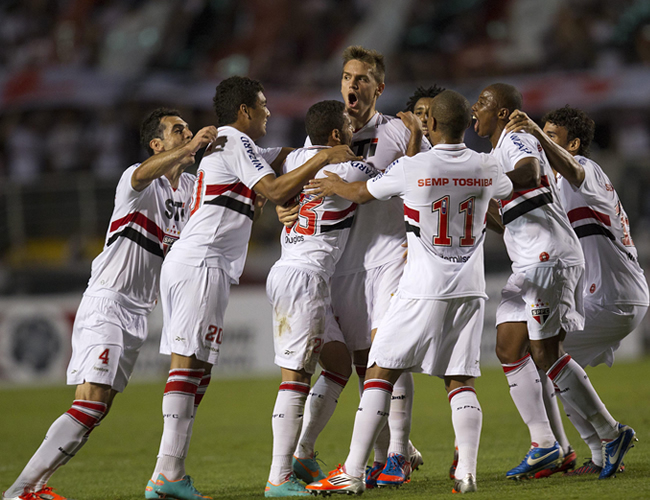 Los jugadores del Sao Paulo celebran su clasificación a la semifinal de la Copa Sudamericana. Foto: EFE