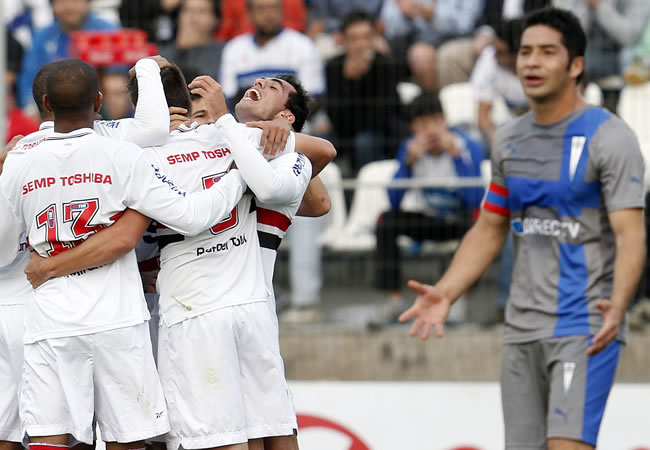 Jugadores de Sao Paulo (i) celebran después de anotar un gol ante la Universidad Católica. Foto: EFE