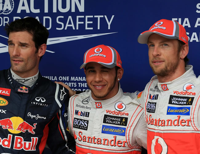 El piloto británico Lewis Hamilton (c), celebra tras lograr la pole position junto a su compañero de escudería Jenson Button (d), segundo y Mark Webber (i) tercero. Foto: EFE