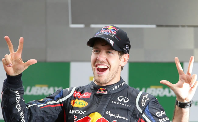 El piloto alemán Sebastian Vettel, de Red Bull, celebra al conseguir su tercer título de campeón mundial de Fórmula Uno. Foto: EFE