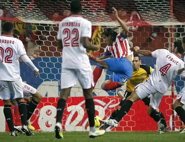 El delantero colombiano del Atlético de Madrid, Radamel Falcao (c), intenta rematar ante la portería rival. Foto: EFE