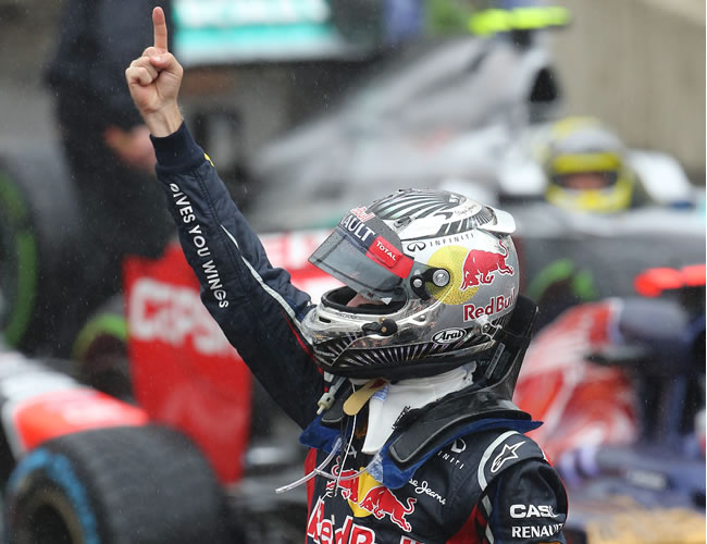 El piloto alemán Sebastian Vettel, de Red Bull, celebra al conseguir su tercer título de campeón mundial de Fórmula Uno. Foto: EFE