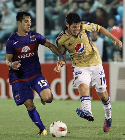 Pedro Franco (d) de Millonarios disputa un balón con Gaston Diaz (i) de Tigre. Foto: EFE