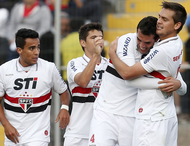 El jugador de Sao Paulo Toloi (d) celebra después de anotar un gol ante Universidad Católica. Foto: EFE