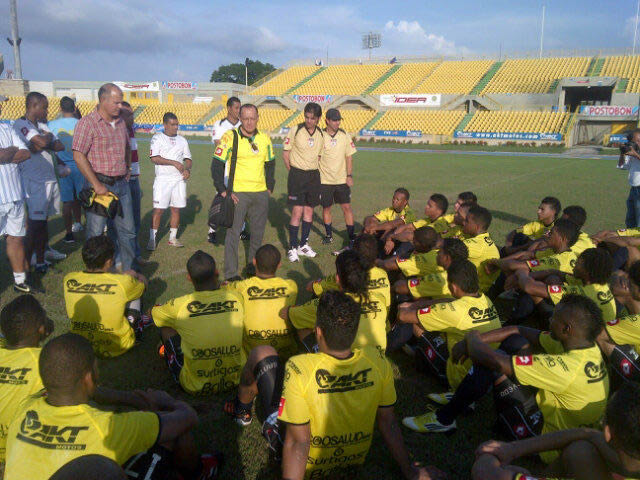 José Fernando Santa (centro, de pie) con los jugadores del equipo. Foto: Twitter