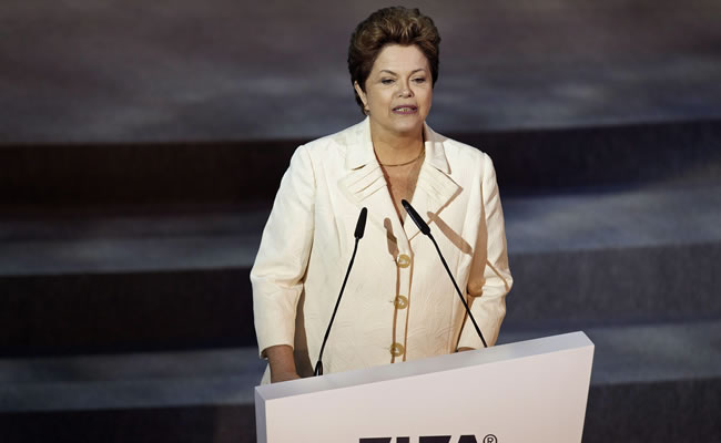 La presidenta de Brasil, Dilma Rousseff, interviene durante el sorteo de los grupos de la Copa de las Confederaciones 2013. Foto: EFE