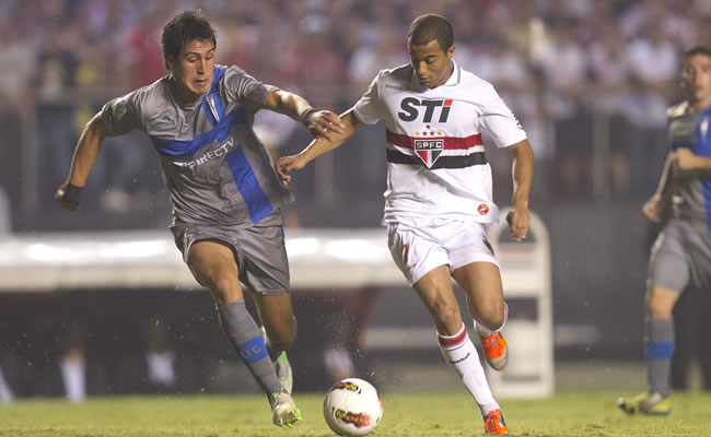 El jugador Lucas (d) de Sao Paulo de Brasil disputa el balón con Enzo Andia (i) de Universidad Católica de Chile. Foto: EFE