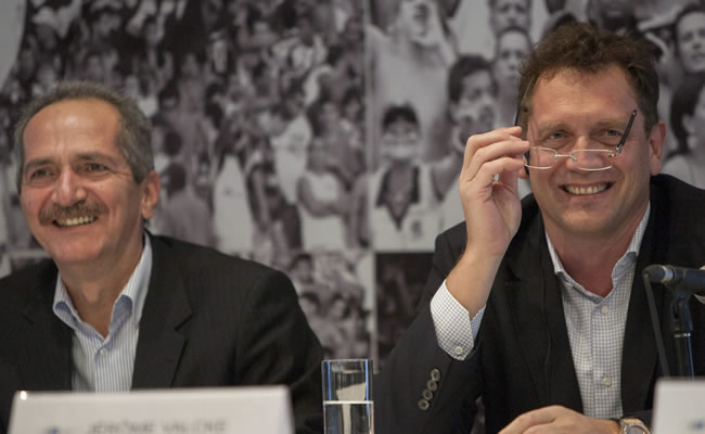 El secretario general de la FIFA, Jerome Valcke (d), y el ministro brasileño de Deportes, Aldo Rebelo (i). Foto: EFE