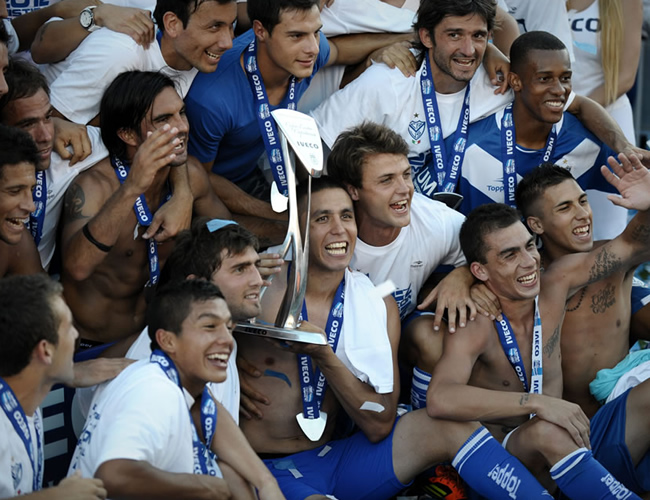 Los jugadores de Vélez Sarsfield celebran el título. Foto: EFE