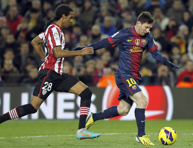 El delantero argentino del Barcelona Leo Messi (d), intenta controlar el balón ante la oposición del defensa del Athletic de Bilbao. Foto: EFE