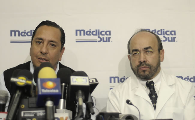 Los médicos mexicanos José Antonio Torres (i) y Édgar Nathal (d), donde informaron que Miguel Calero tiene muerte celebral. Foto: EFE