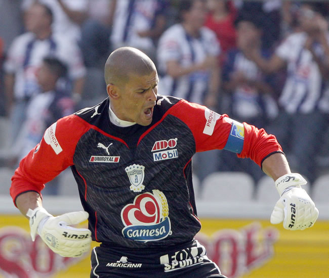 Archivo del 1 de mayo de 2010 muestra al guardameta del Pachuca, Miguel Calero, festejando una anotación contra el Monterrey en el Estadio Huracán de la ciudad de Pachuca. Foto: EFE