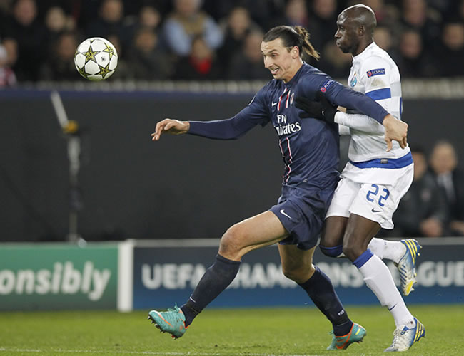 Zlatan Ibrahimovic (i) del París Saint Germain PSG disputa un balón con Eliaquim Mangala del FC Porto. Foto: EFE