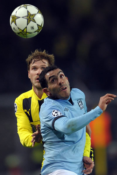 El jugador del Manchester City Carlos Tévez lucha por el balón con Oliver Kirch (i) del Borussia Dortmund. Foto: EFE
