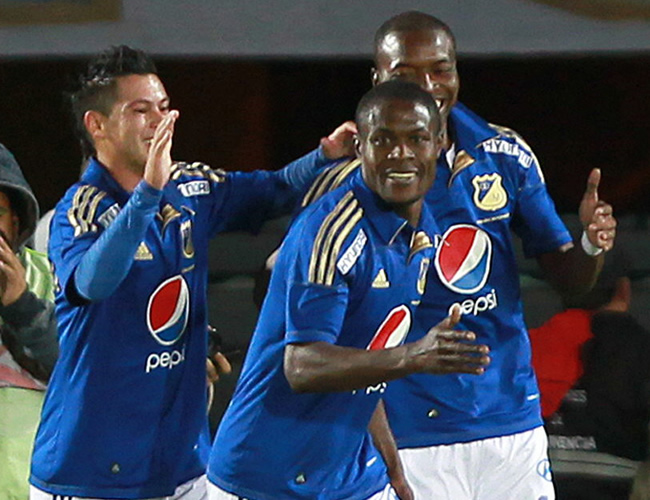 Wilberto Cosme (c) celebra un gol para Millonarios con sus compañeros. Foto: EFE