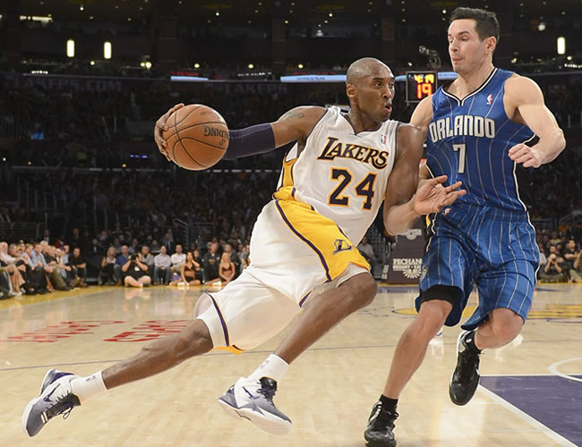 El jugador de los Lakers Kobe Bryant (i) dribla el balón ante la marca de J.J. Redick (d) del Orlando Magic. Foto: EFE