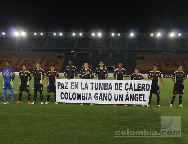 Los jugadores de Itagüí rinden homenaje a Miguel Calero. Foto: Interlatin