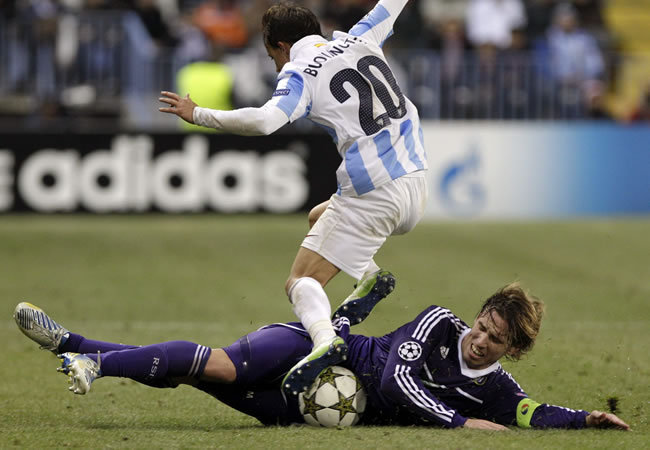 El centrocampista argentino del Anderlecht, Lucas Biglia (d), disputa un balón con su compatriota, el jugador del Málaga, Diego Buonanotte. Foto: EFE