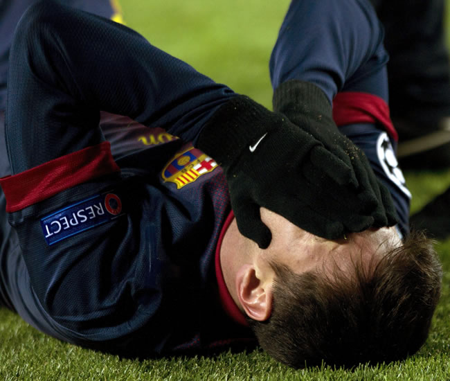 El delantero argentino del FC Barcelona Leo Messi se duele en el suelo tras lesionarse. Foto: EFE
