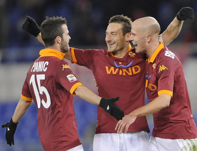 Francesco Totti celebra con sus compañeros Miralem Pjanic (i) y Michael Bradley (d). Foto: EFE