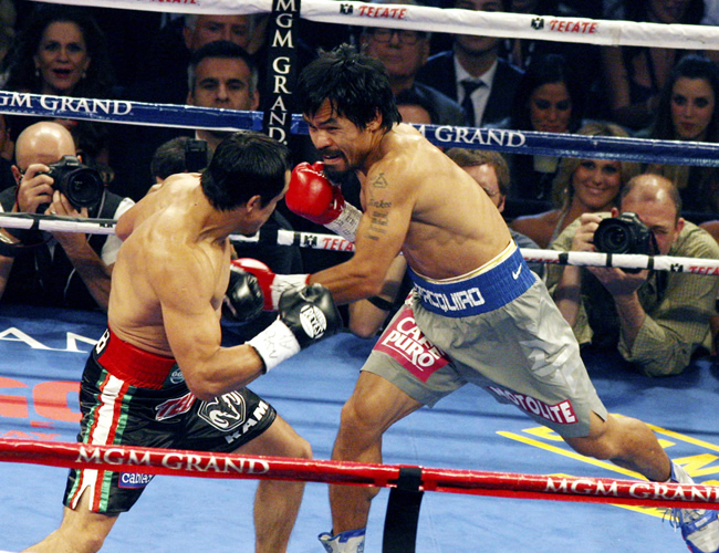 El boxeador mexicano Juan Manuel Márquez (i) y el filipino Manny Pacquiao (d), durante la cuarta y decisiva pelea dentro del peso welter. Foto: EFE