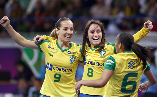las jugadoras uliana Lautenschlag (L), Valeria Schimidt (C) y Cilene Paranhos celebran su triunfo ante Portugal en el Torneo Mundial de Fútbol Sala. Foto: EFE