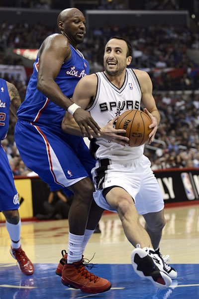 El jugador argentino de los Spurs de San Antonio Manu Ginobili (dcha) entra a canasta a pesar de la defensa de Lamar Odom (izq), de los Clippers. Foto: EFE