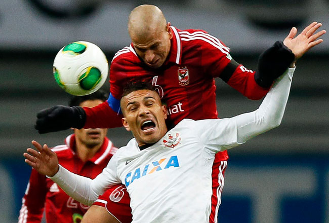 El delantero peruano del Corinthians Paolo Guerrero (abajo), disputa el balón con el jugador del Al Ahly egipcio Wael Gomaa (arriba). Foto: EFE