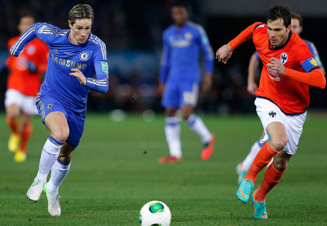El delantero español del Chelsea Fernando Torres (izq) controla el balón ante el defensa argentino del Monterrey José María Basanta (der). Foto: EFE