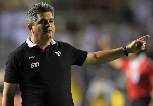 El entrenador de Sao Paulo, Ney Franco, da indicaciones a sus jugadores ante Tigre. Foto: EFE