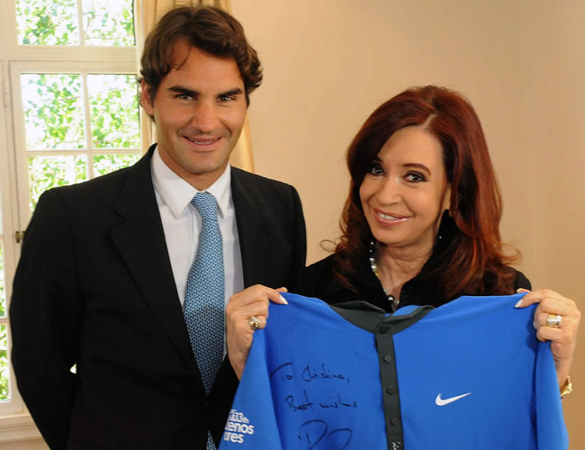 Roger Federer es recibido por la presidenta argentina Cristina Fernández de Kirchner. Foto: EFE