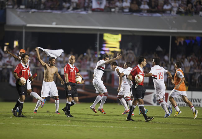 Jugadores de San Pablo celebran la obtención del bochornoso final de la Sudamericana. Foto: EFE